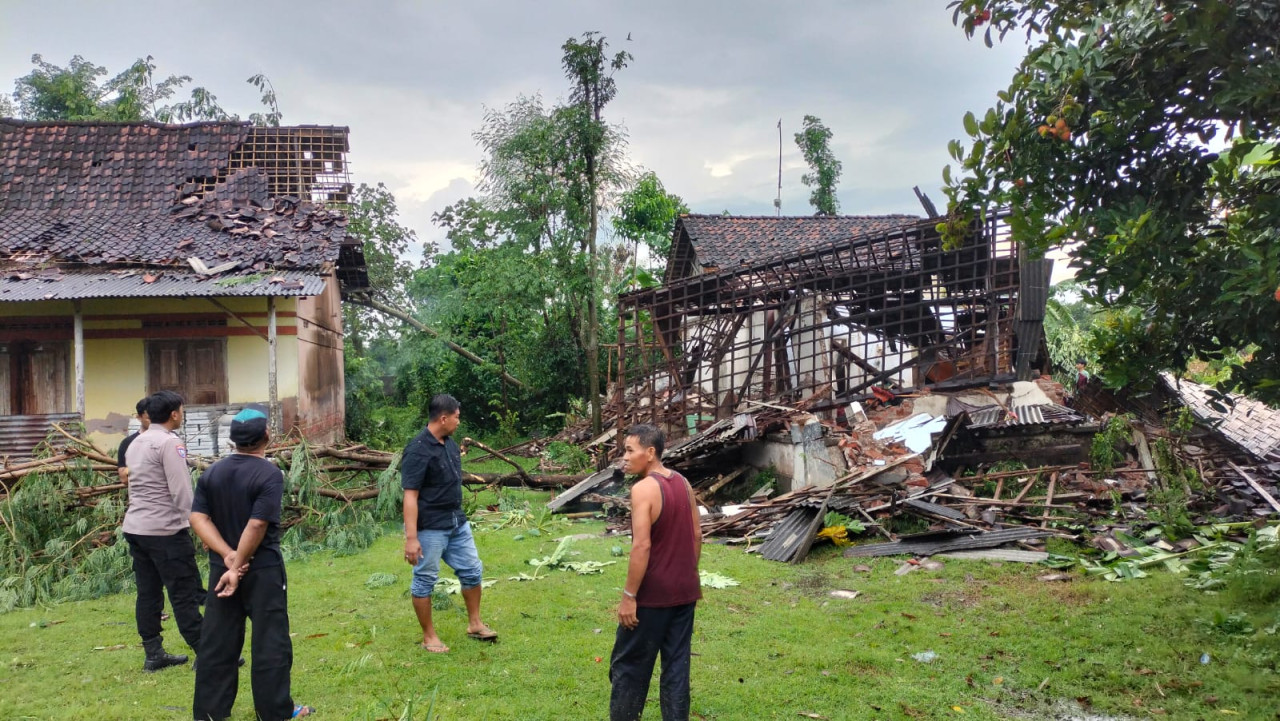Rumah roboh diterjang puting beliung. (Foto: BPBD Tulungagung/jatimnow.com)