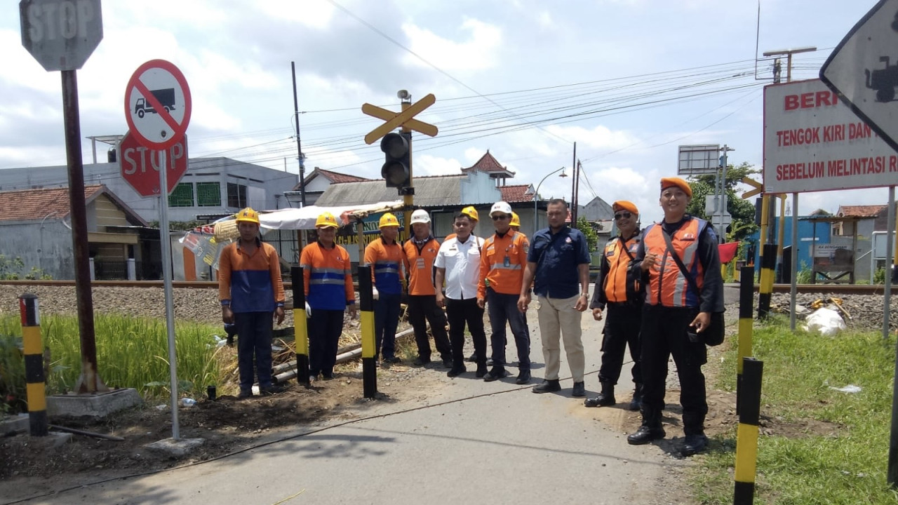 Penutupan jalur sebidang di Tulungagung. (Foto: Daop 7 Madiun/jatimnow.com)
