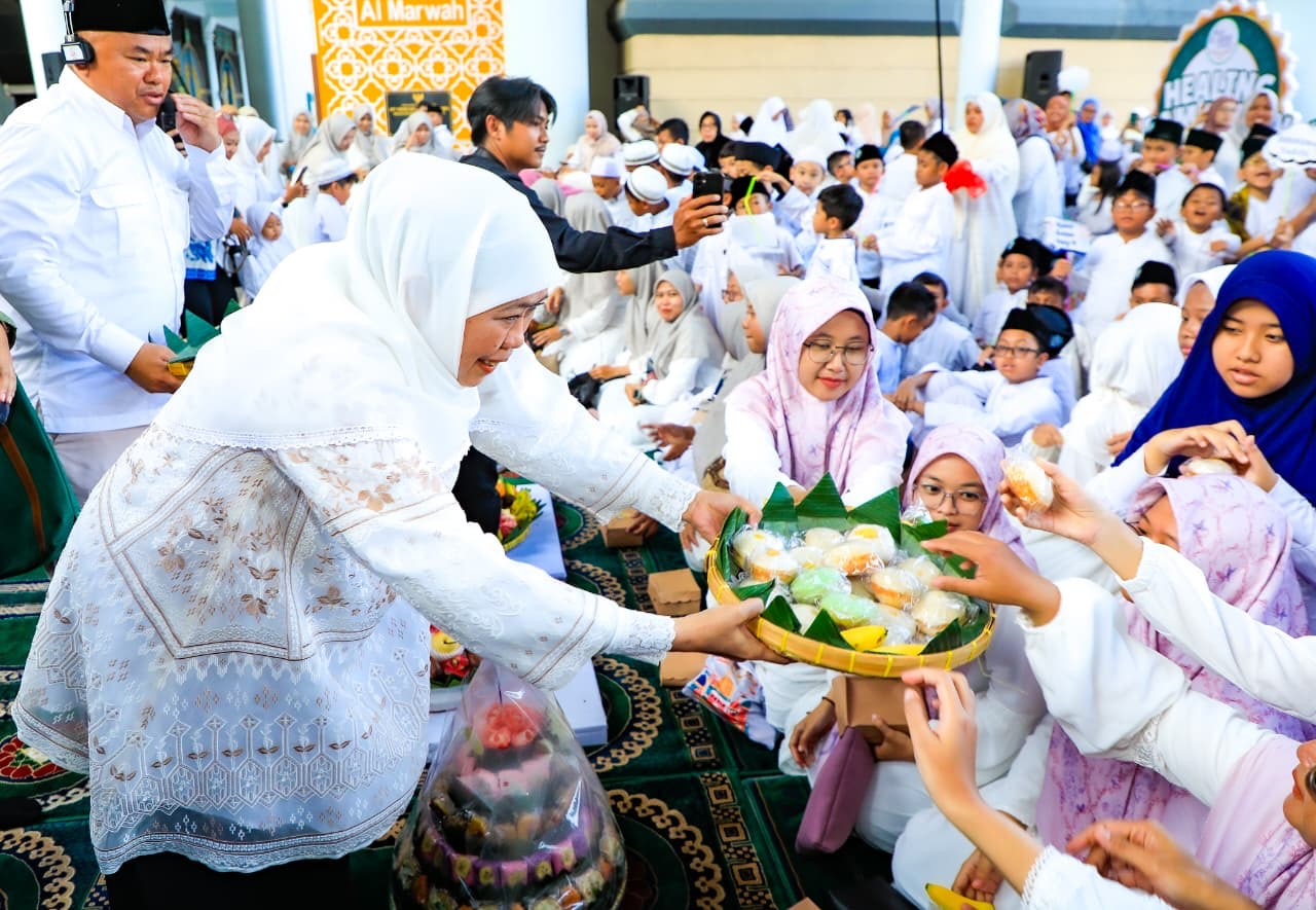 Gubernur Jawa Timur Khofifah Indar Parawansa saat Megengan yang dirangkai dengan istighotsah, dzikir, dan sholawat di Masjid Nasional Al Akbar Surabaya. (Foto: Pemprov Jatim/jatimnow.com)