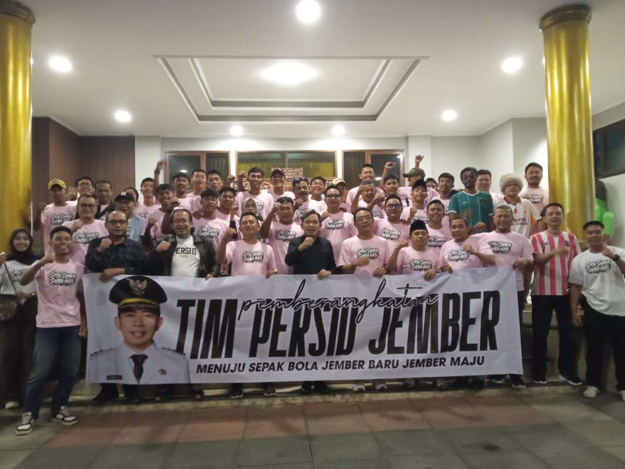 Bupati Muhammad Fawait melepas Persid Jember berlaga di Nganjuk. (Foto: Sugianto/jatimnow.com)