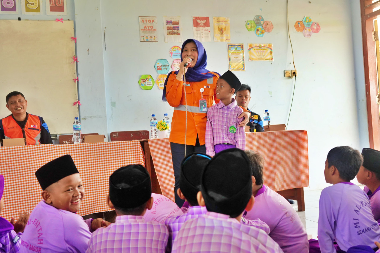 KAI Daop 7 Madiun sosialisasi di Madrasah MIS Al Fattah, Kabupaten Nganjuk. (Foto: Daop 7 Madiun/jatimnow.com)