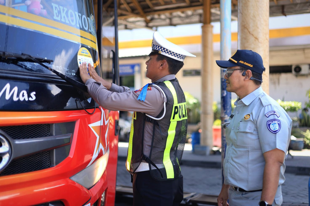 Satlantas Polres Gresik saat gelar inspeksi mendadak dan tes urine bagi pengemudi bus di Terminal Bunder, Gresik. (Foto: Humas Polres Gresik)