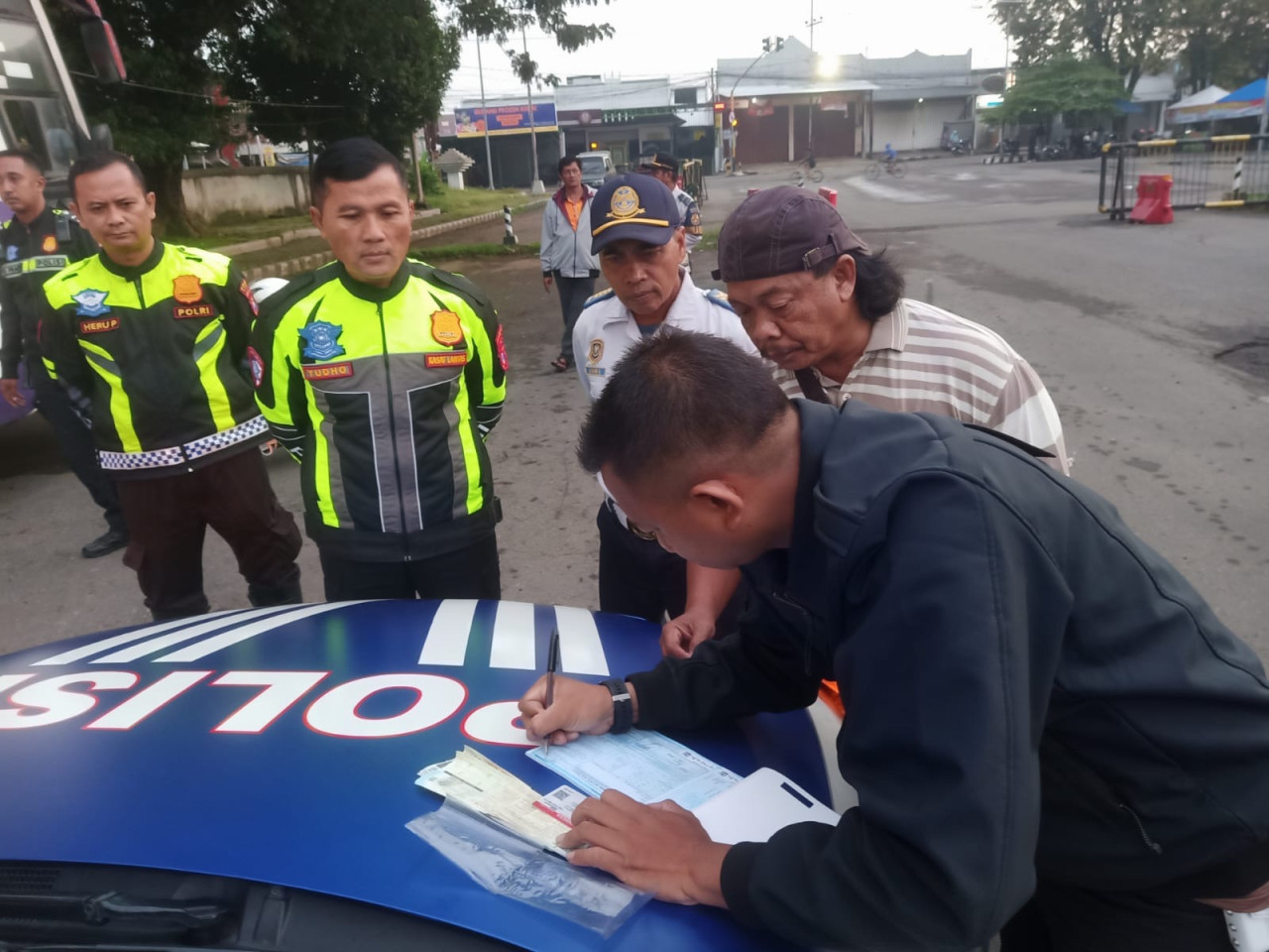 Penindakan terhadap sopir bus Bagong di Simpang Muning Kediri. (Foto: Polres Kediri Kota/jatimnow.com)