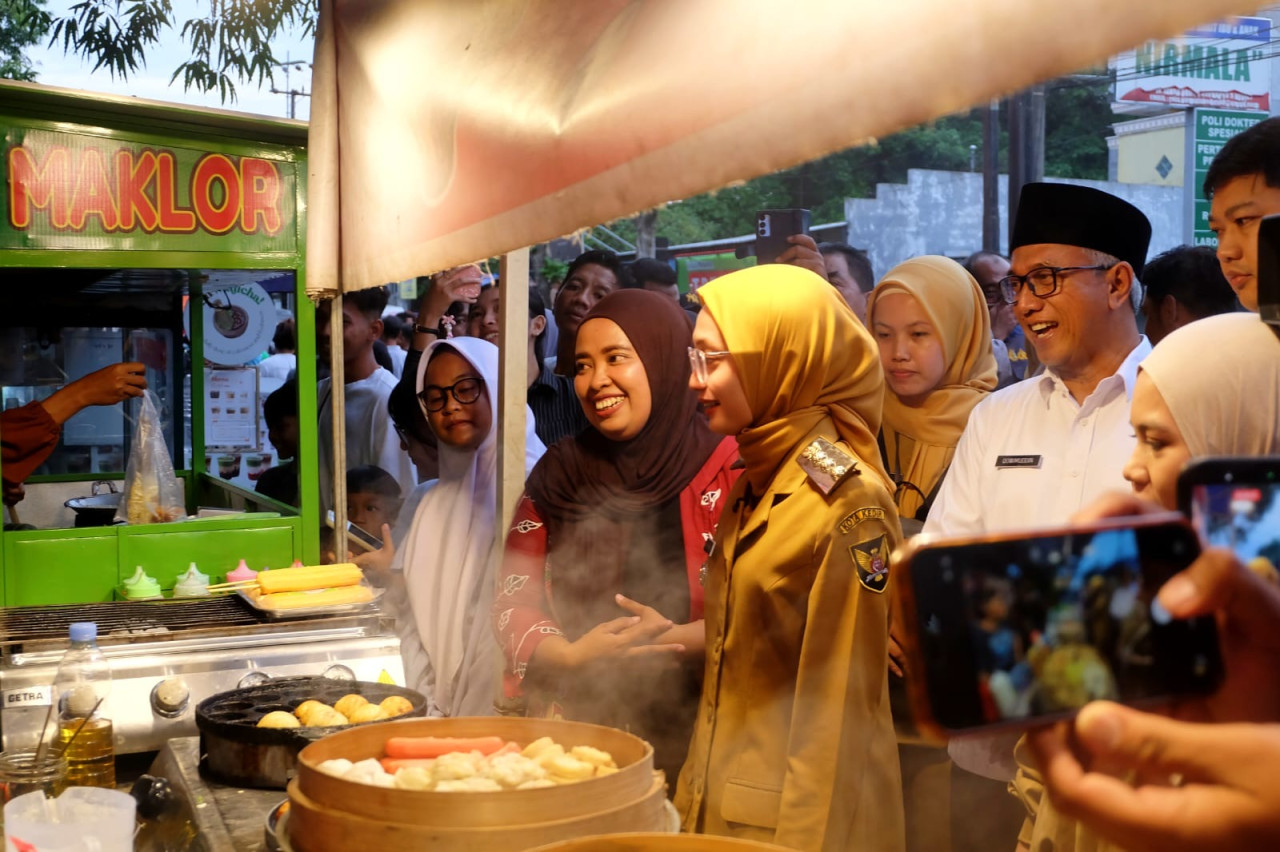 Mbak Vinanda Sidak Sentra Takjil di Kediri, Pastikan Jajanan Aman dan Terawasi