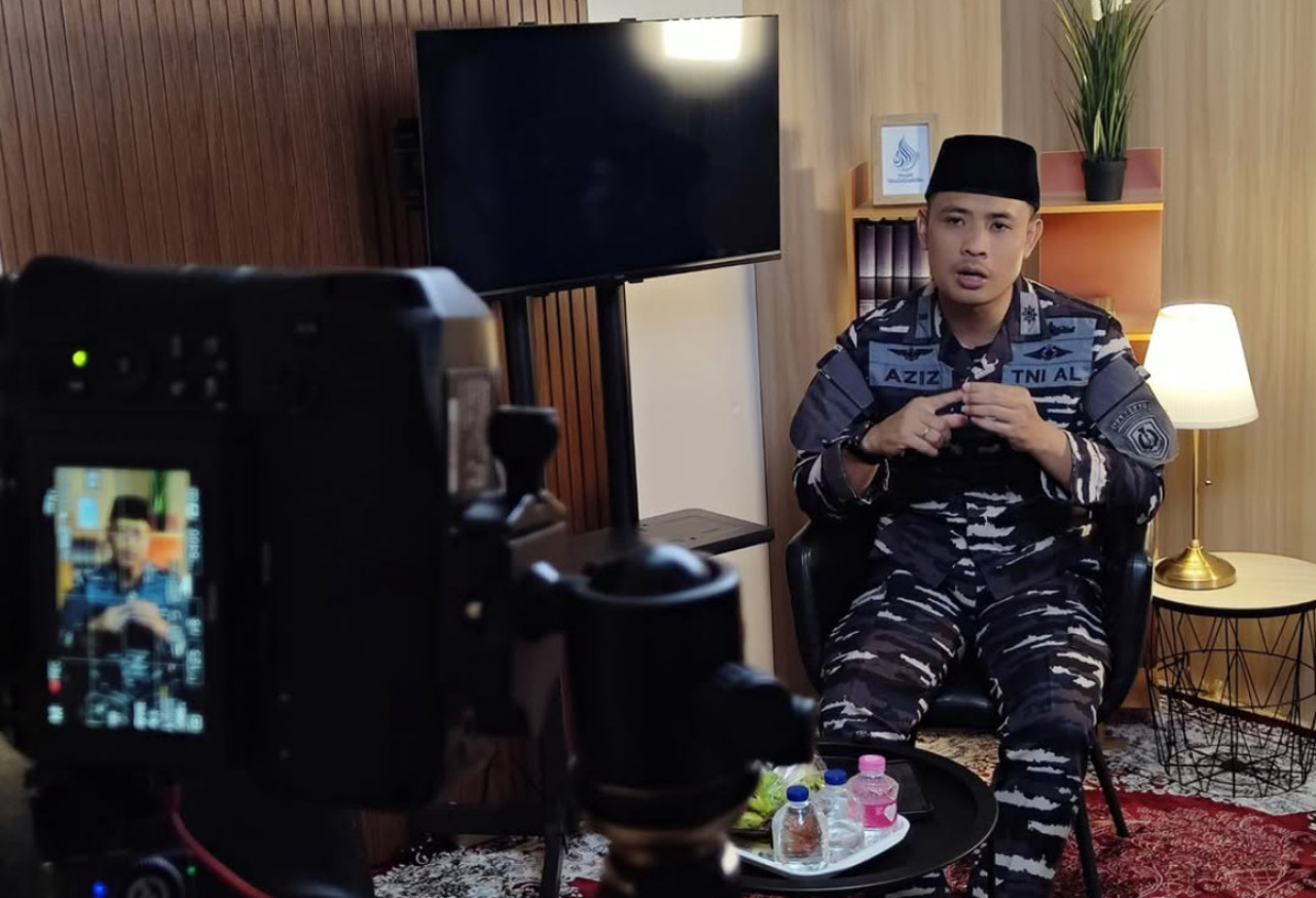 Letda Laut Abdul Aziz saat menjadi pemateri podcast Pojok Salahuddin. (Foto: IG @aziz.aljaisyi/jatimnow.com)