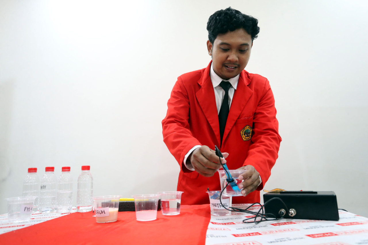 Aditya Vahresi, mahasiswa Untag Surabaya, ciptakan alat pendeteksi kualitas air minum berbasis sensor pH dan kekeruhan untuk menjamin keamanan konsumen. (Foto: Ali Masduki/jatimnow.com)