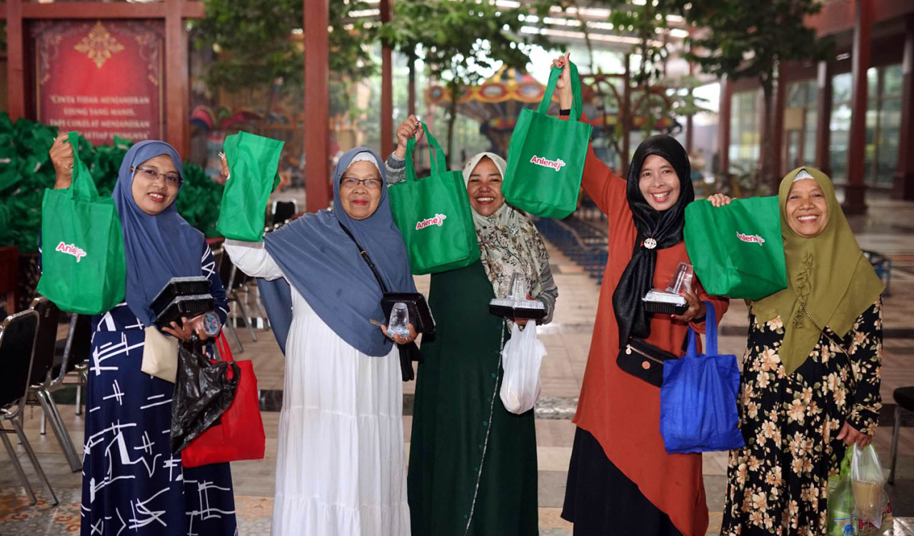 Sejumlah emak-emak tersenyum usai mendapatkan paket Anlene Habbatussauda. (Foto: Anlene/jatimnow.com)