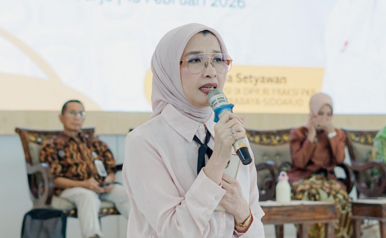 Anggota Komisi IX DPR RI, Arzeti Bilbina, saat menemui ratusan warga di Auditorium KH. Bisri Syansuri BPVP Sidoarjo. (Foto: BGN/jatimnow.com)