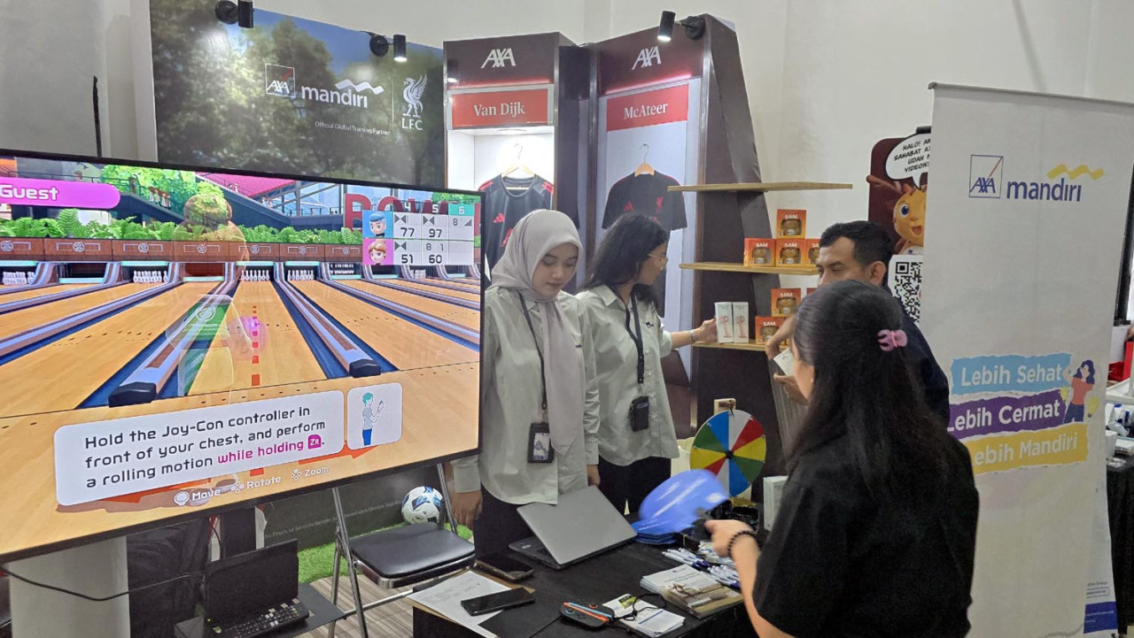 Mahasiswa Universitas Jember mengunjungi booth AXA Mandiri yang dilengkapi berbagai kegiatan menarik untuk memperkuat literasi keuangan. (Foto/jatimnow.com)