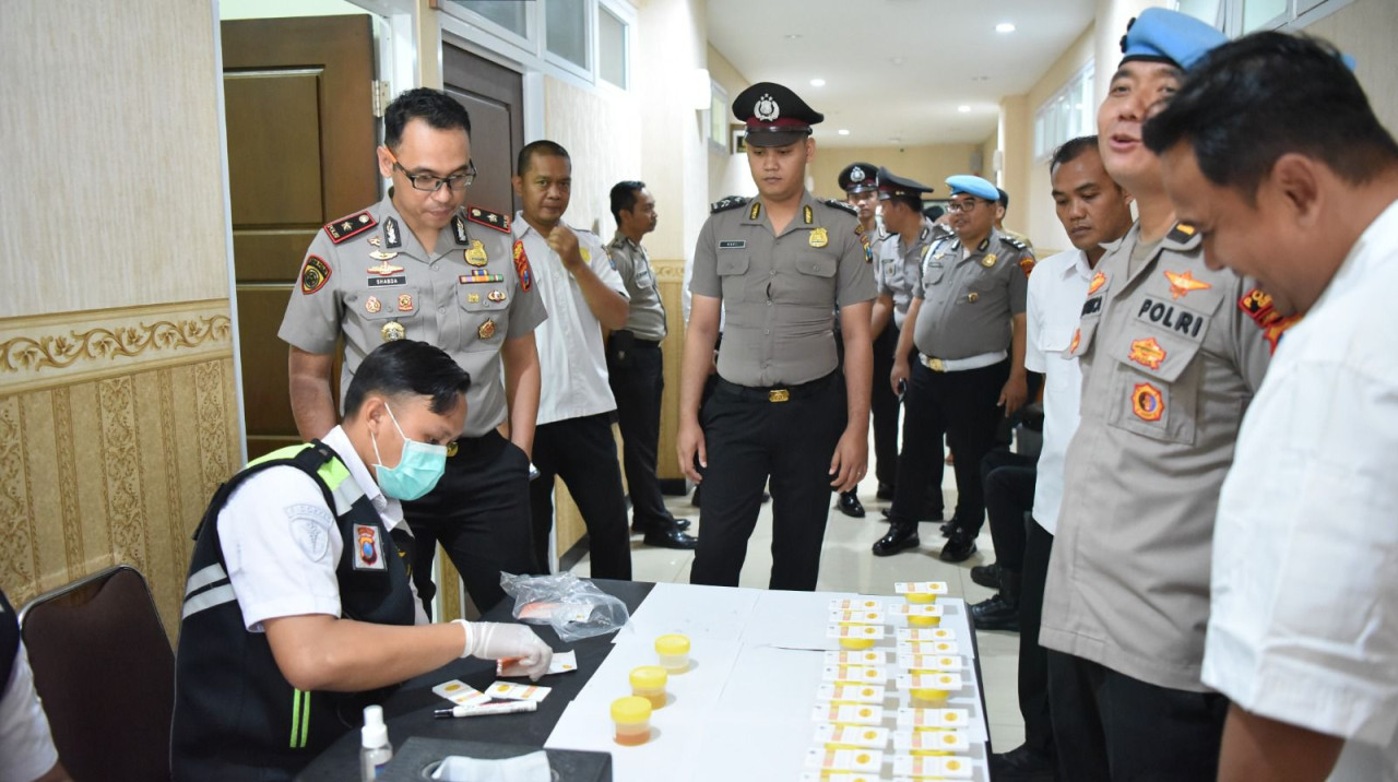 Suasana tes urine yang digelar Polres Gresik bagi jajaran personelnya. (Foto: Humas Polres Gresik/jatimnow.com)