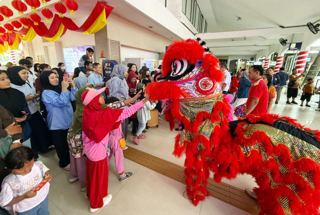 Semarak Imlek 2026 di Stasiun Surabaya, Ada Barongsai dan Jeruk Gratis