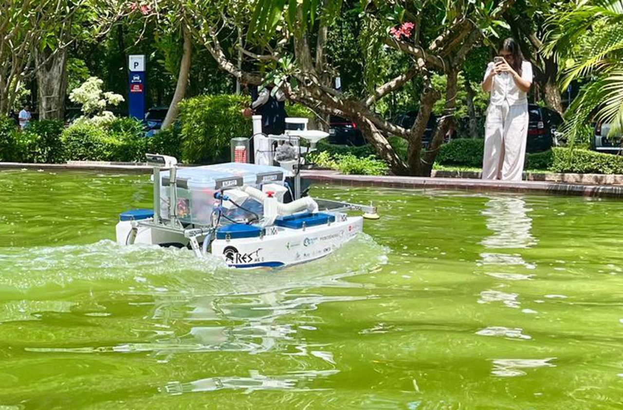 Uji demonstrasi kapal otonom Barunastra ITS usai diluncurkan sebagai persiapan untuk berlaga di ajang IRC 2026. (Foto: Humas ITS/jatimnow.com)