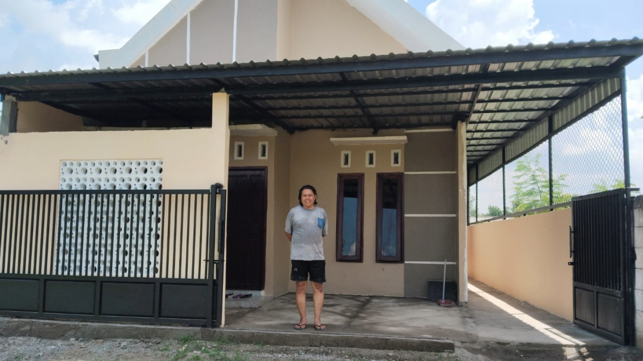 Bramanta Pamungkas berada di depan rumahnya di Tulungagung. (Foto: Yanuar Dedy/jatimnow.com)