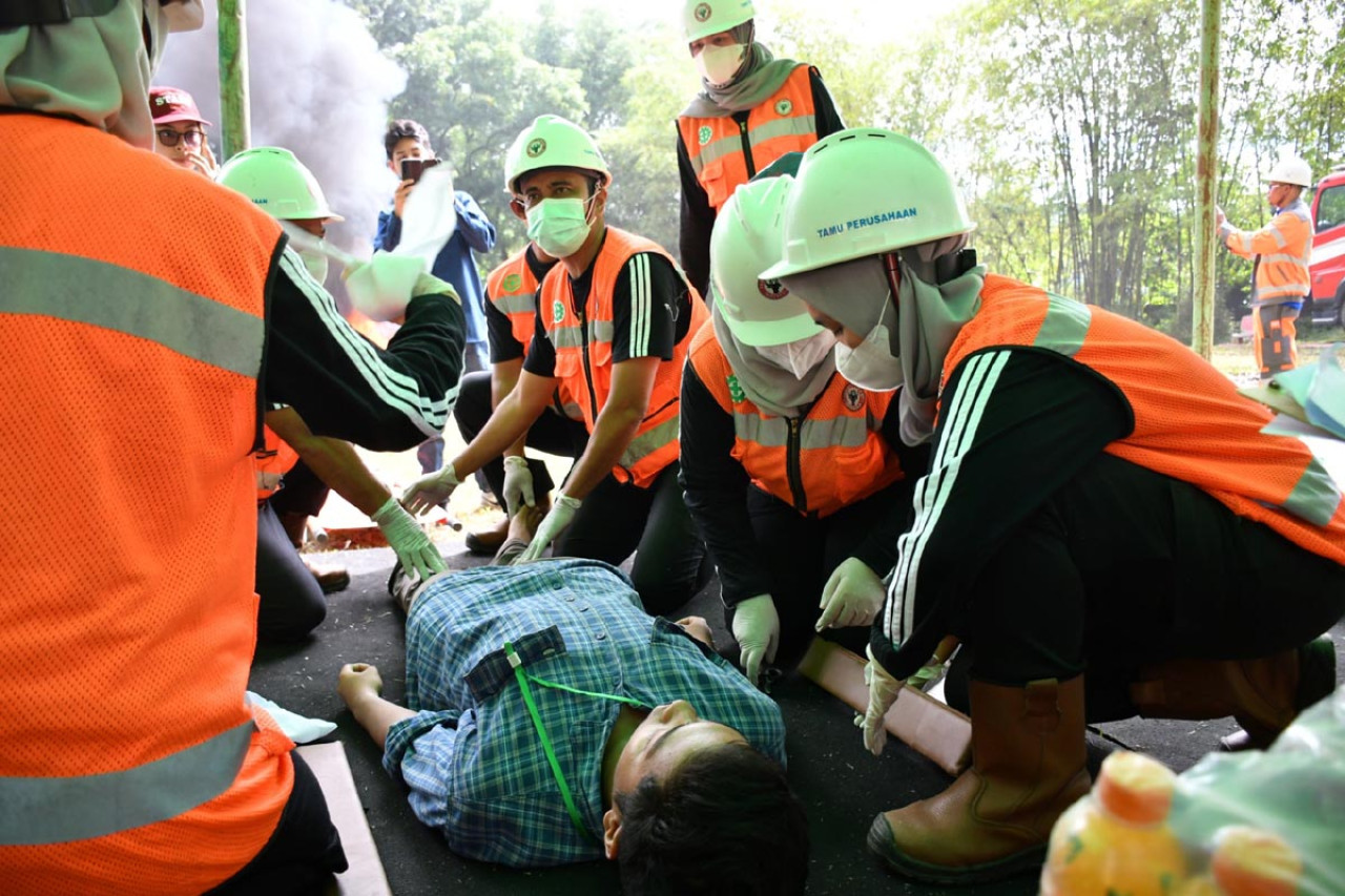 Tim Unit Kerja K3 PT Semen Padang melakukan simulasi pertolongan pertama pada korban kecelakaan kerja dalam rangkaian kompetisi SHE Challenge Bulan K3 Nasional 2026. (Foto: SIG/jatimnow.com)