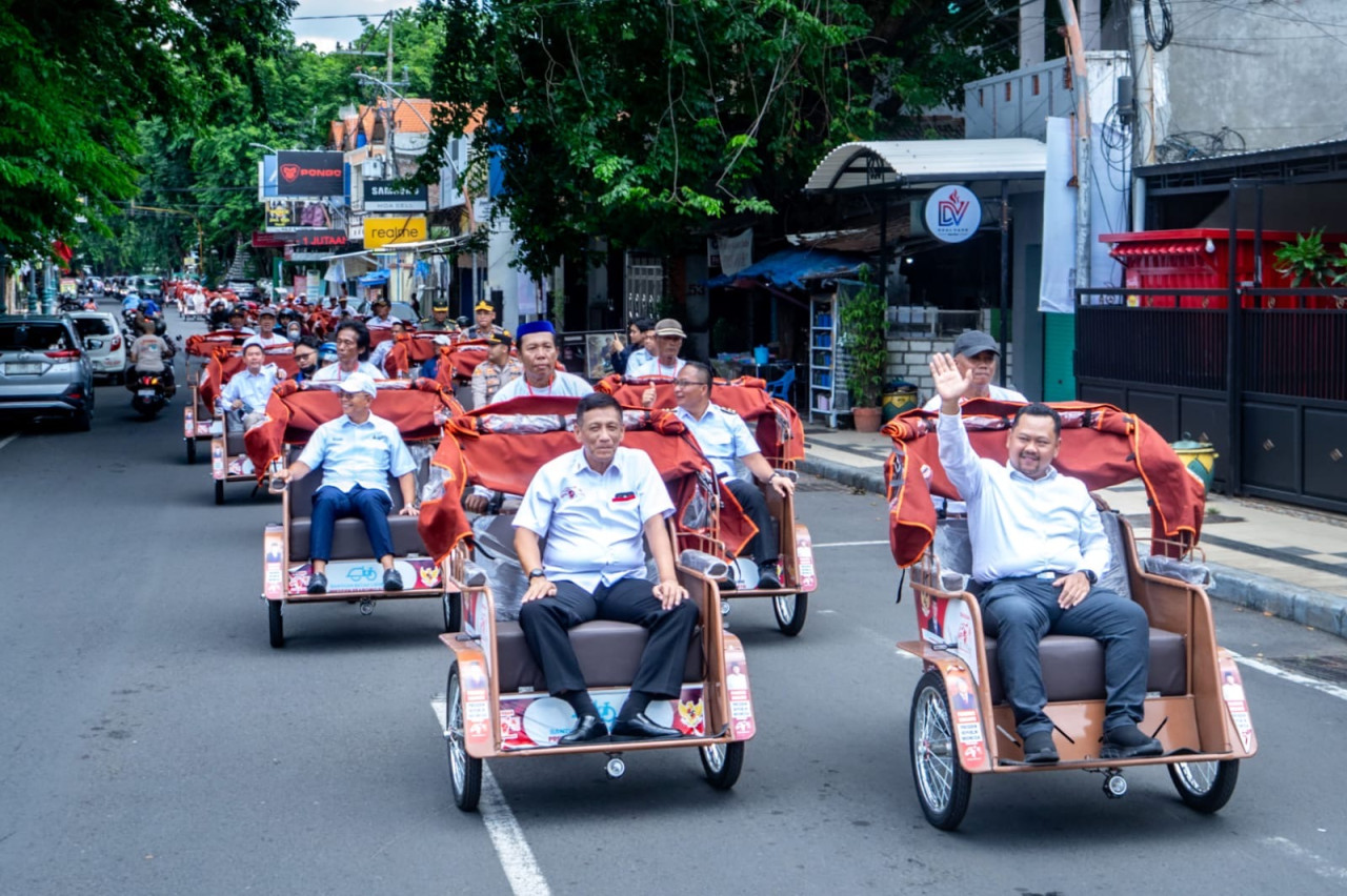 Bupati Gresik, Fandi Akhmad Yani saat berkeliling naik becak listrik bantuan dari Presiden Prabowo Subianto kepada para pembecak lansia di Kabupaten Gresik. (Foto: Diskominfo Gresik)