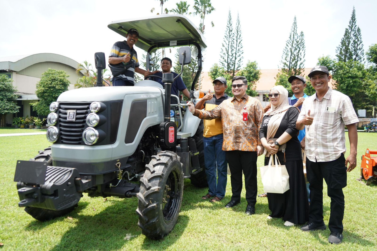 Mas Dhito menyerahkan alsintan ke petani di Kediri. (Foto: Pemkab Kediri/jatimnow.com)