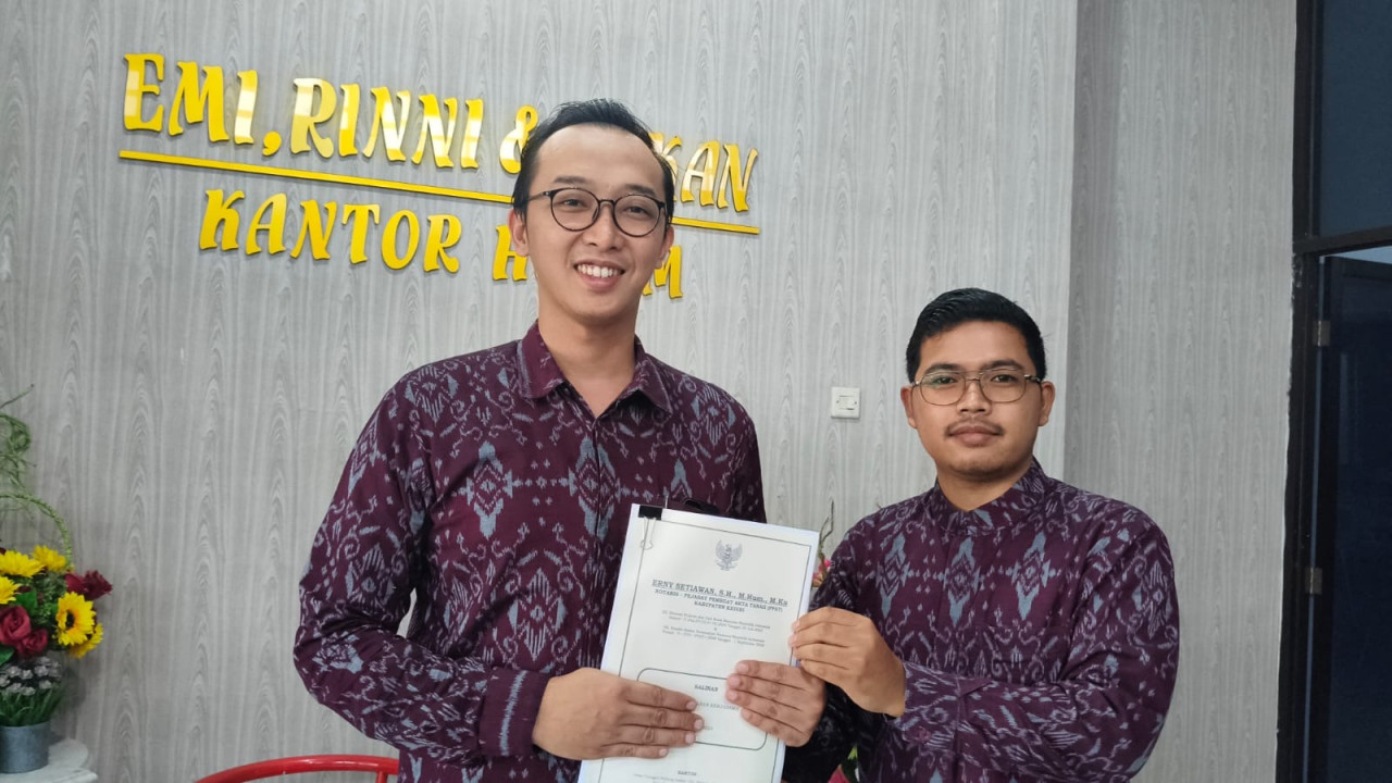 Kuasa hukum PT Sekar Pamenang Bagus Wibowo dari Kantor Hukum EMI, RINI & Rekan. (Foto: Harji for jatimnow.com)