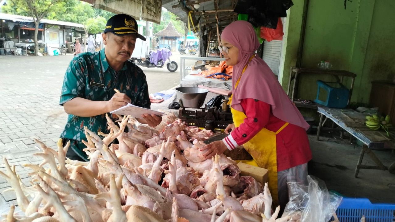 Petugas melakukan pemantauan harga di pasar tradisional. (Foto: Pemkot Kediri/jatimnow.com)