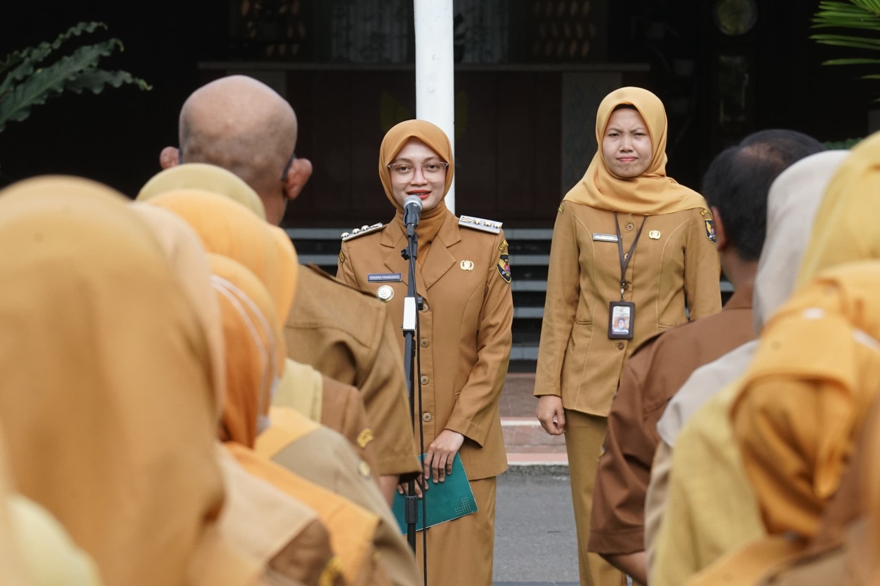 Mbak Vinanda saat memimpin apel pagi dan menyerahkan SK kenaikan pangkat ASN. (Foto: Pemkot Kediri/jatimnow.com)