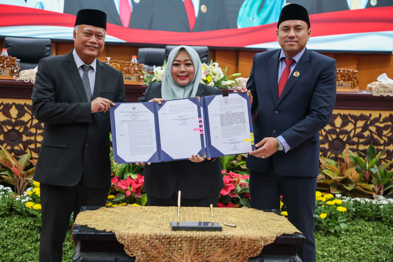 Pimpinan DPRD Surabaya dan Sekretaris Daerah usai tandatangan nota kesepahaman perubahan Perda pengelolaan aset (foto: Amal for jatimnow.com)