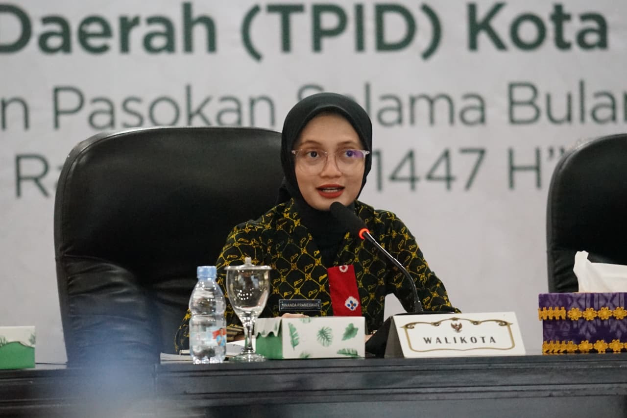 Wali Kota Kediri, Vinanda Prameswati, memimpin High Level Meeting (HLM) Tim Pengendali Inflasi Daerah (TPID) Kota Kediri. (Foto: Pemkot Kediri/jatimnow.com)