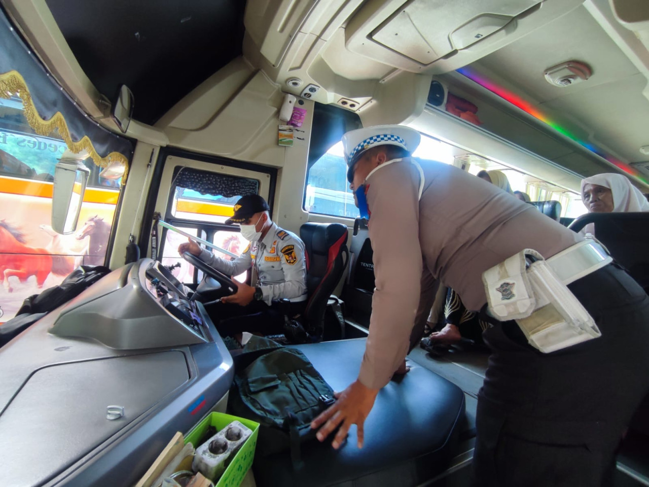 Petugas melakukan pemeriksaan kendaraan atau ramp check angkutan umum di Terminal Tipe A Tamanan. (Foto: Pemkot Kediri/jatimnow.com)