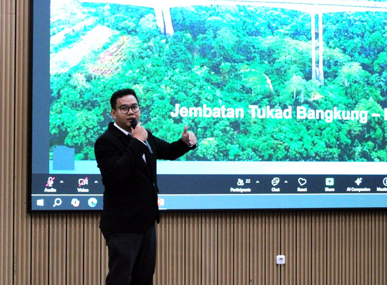 Dr Gede Aditra Pradnyana SKom MKom saat presentasi disertasinya dalam sidang promosi doktor di Departemen Teknik Elektro ITS. (Foto: Humas ITS/jatimnow.com)