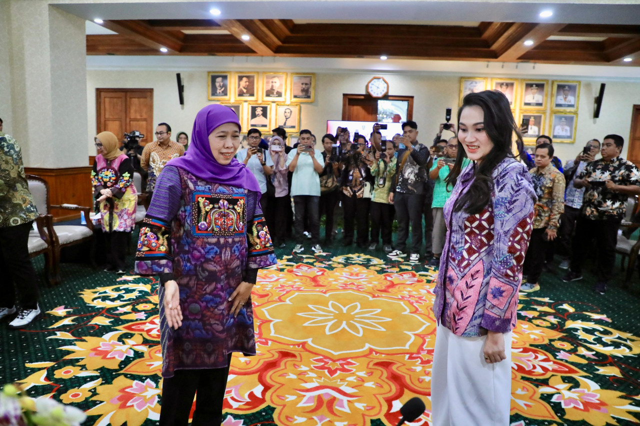 Foto: Gubernur Jatim Khofifah Indar Parawansa bersama Gubernur Maluku Utara Sherly Tjoanda Laos. (Humas Pemprov/jatimnow.com)