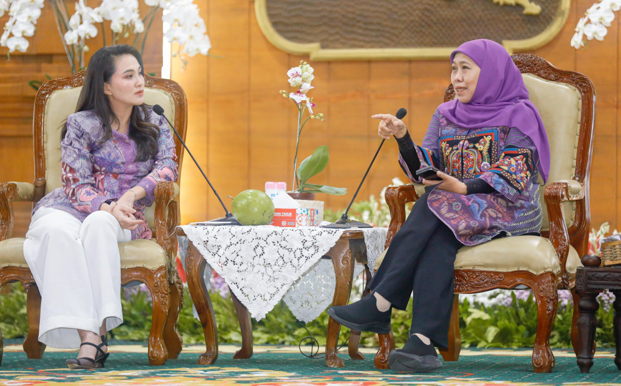 Foto: Gubernur Jatim Khofifah Indar Parawansa bersama Gubernur Maluku Utara Sherly Tjoanda Laos. (Humas Pemprov/jatimnow.com)