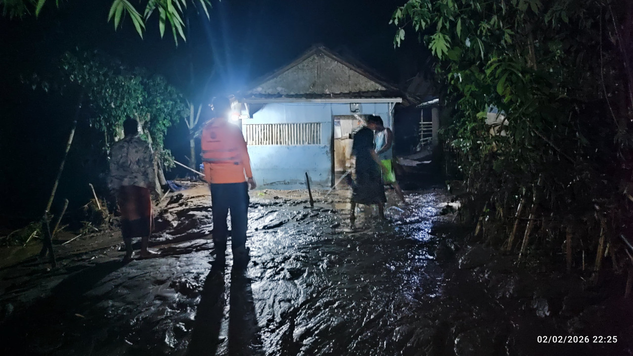 Foto: Petugas memantau kondisi banjir usai surut. (BPBD/jatimnow.com)