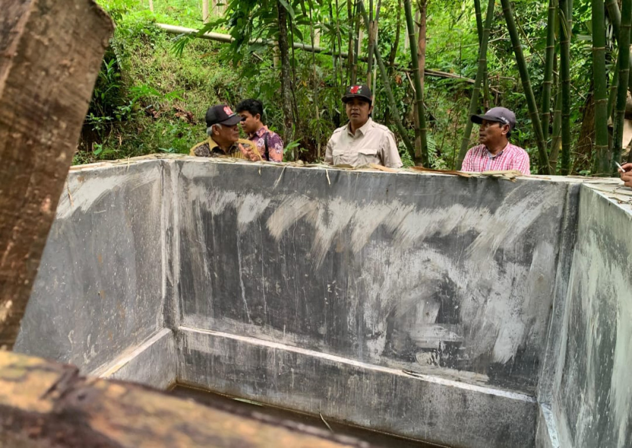 Foto: Komisi B DPRD Jember saat melakukan sidak Oplah. (Sugianto/jatimnow.com)