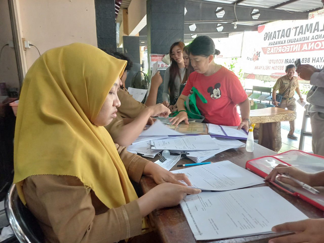 Foto: Masyarakat di Tulungagung saat mengurus adminitrasi kependudukan. (Bramanta/jatimnow.com)