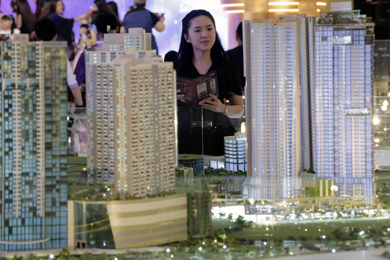 Pengunjung mengamati maket ketika mengunjungi gelaran Pakuwon Group Property Exhibition di Fashion Atrium Pakuwon Mall Surabaya, Jumat (06/2/2026). (Foto: Ali Masduki/jatimnow.com)