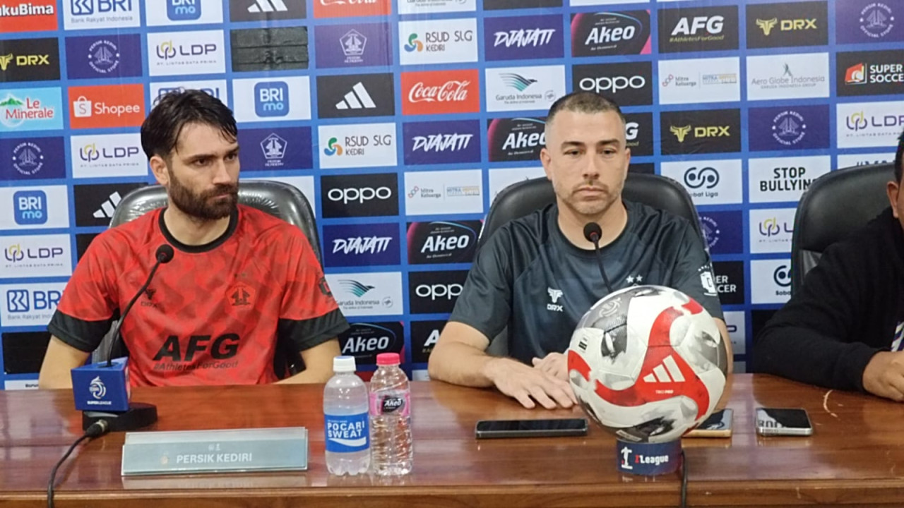 Foto: Pelatih Persik Kediri Marcos Reina Torres dalam sesi konferensi pers. (Persik Kediri/jatimnow.com)