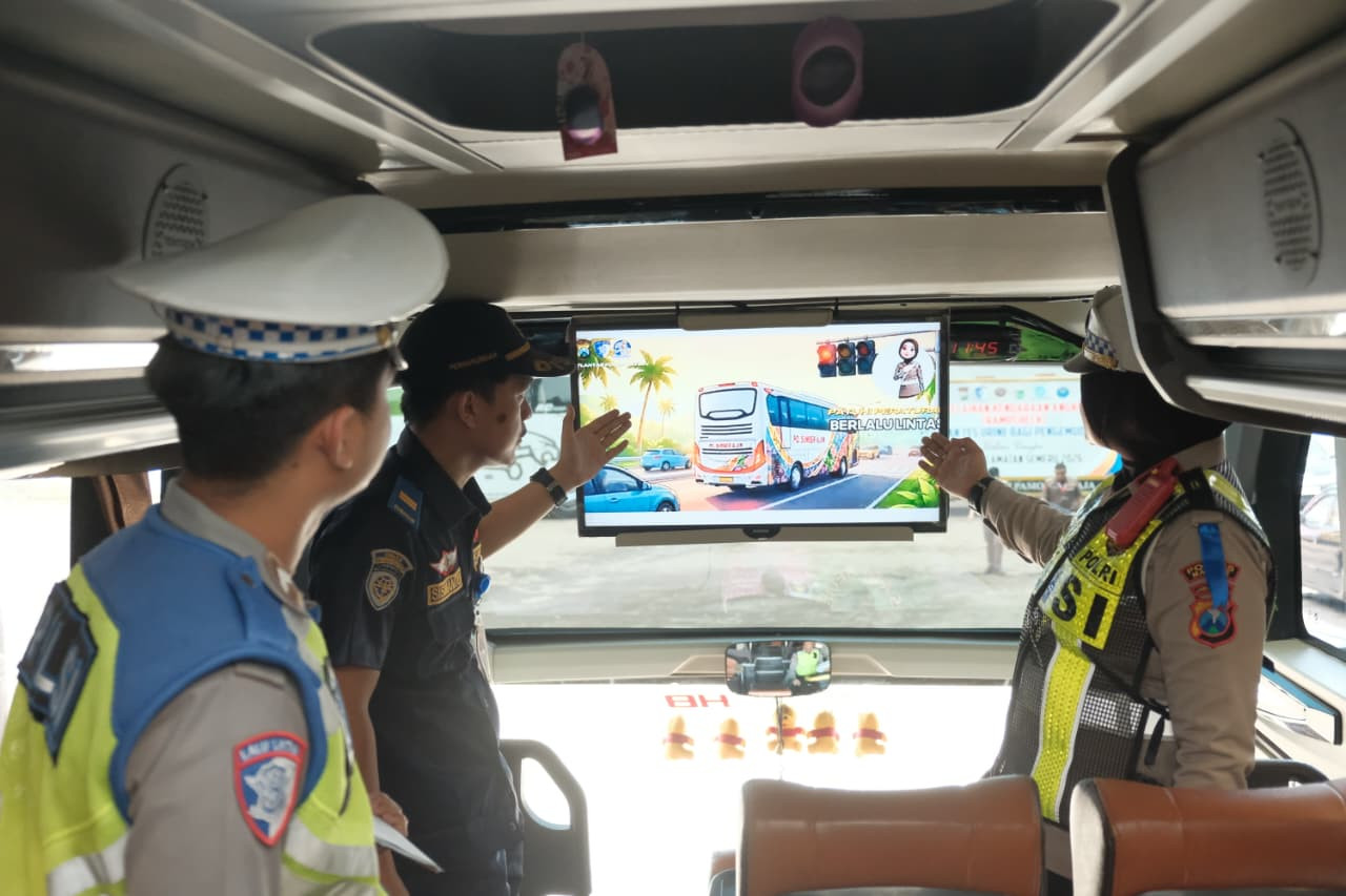 Foto: Satlantas Polres Malang saat memutar video sosialisasi. (Polres Malang/jatimnow.com)