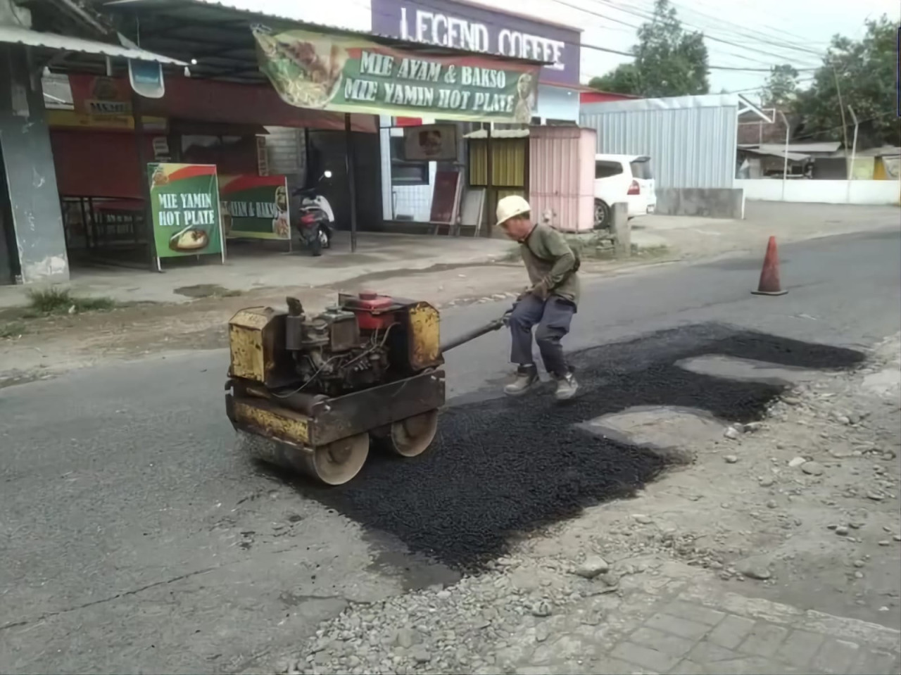 Foto: Proses perbaikan ruas jalan yang rusak di Kabupaten Tulungagung yang dilakukan oleh Dinas PUPR. (Dinas PUPR/jatimnow.com)