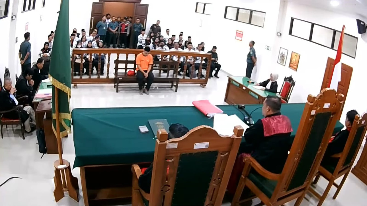 Foto: Terdakwa penganiaya guru di Trenggalek saat menjalani sidang vonis. (Youtube/jatimnow.com)