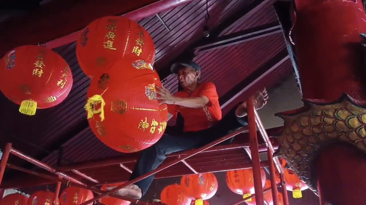 Foto: Petugas saat memasang lampu lampion di Klenteng Tjoe Tik Kiong Tulungagung. (Bramanta/jatimnow.com)