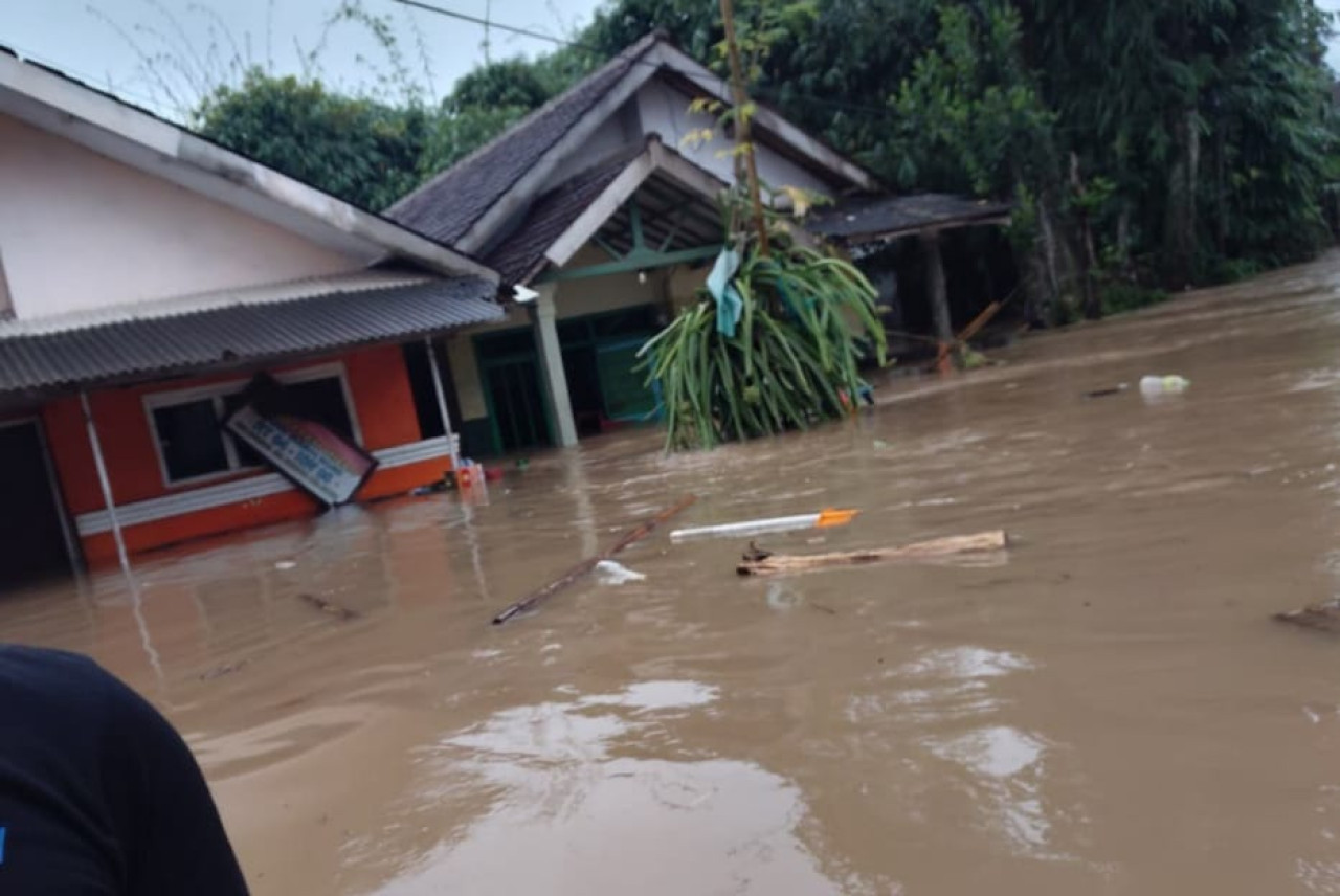 Foto: Banjir di Jember rendam ribuan rumah warga (Sugianto/jatimnow.com)