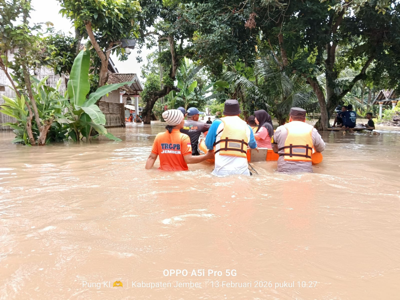 Foto: Polres Jember bantu proses evakuasi korban banjir. (Polres Jember/jatimnow.com)