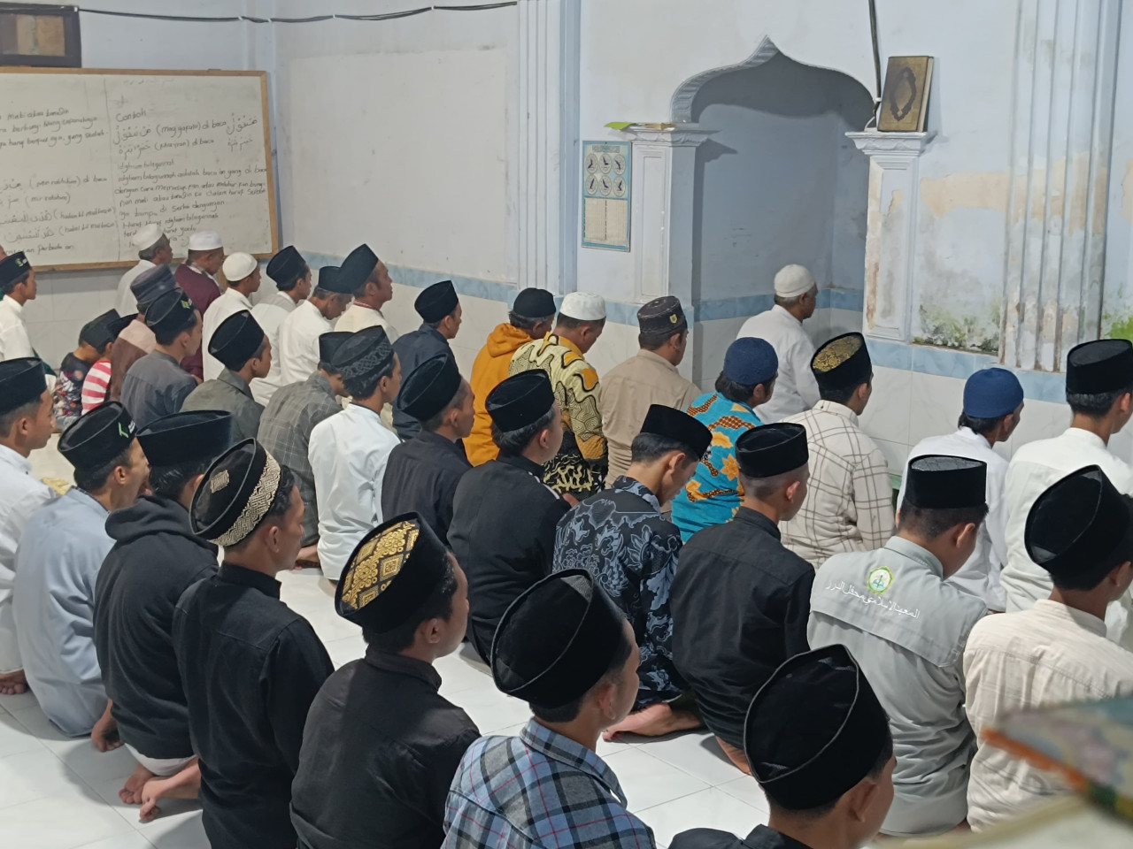 Foto: Ponpes di Jember awali salat tarawih dan puasa ramadan (Sugianto/jatimnow.com))