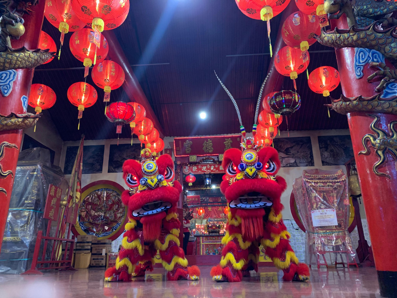 Foto: Pertunjukkan barongsai di Klenteng Tjoe Tik Kiong Tulungagung. (Bramanta/jatimnow.com)