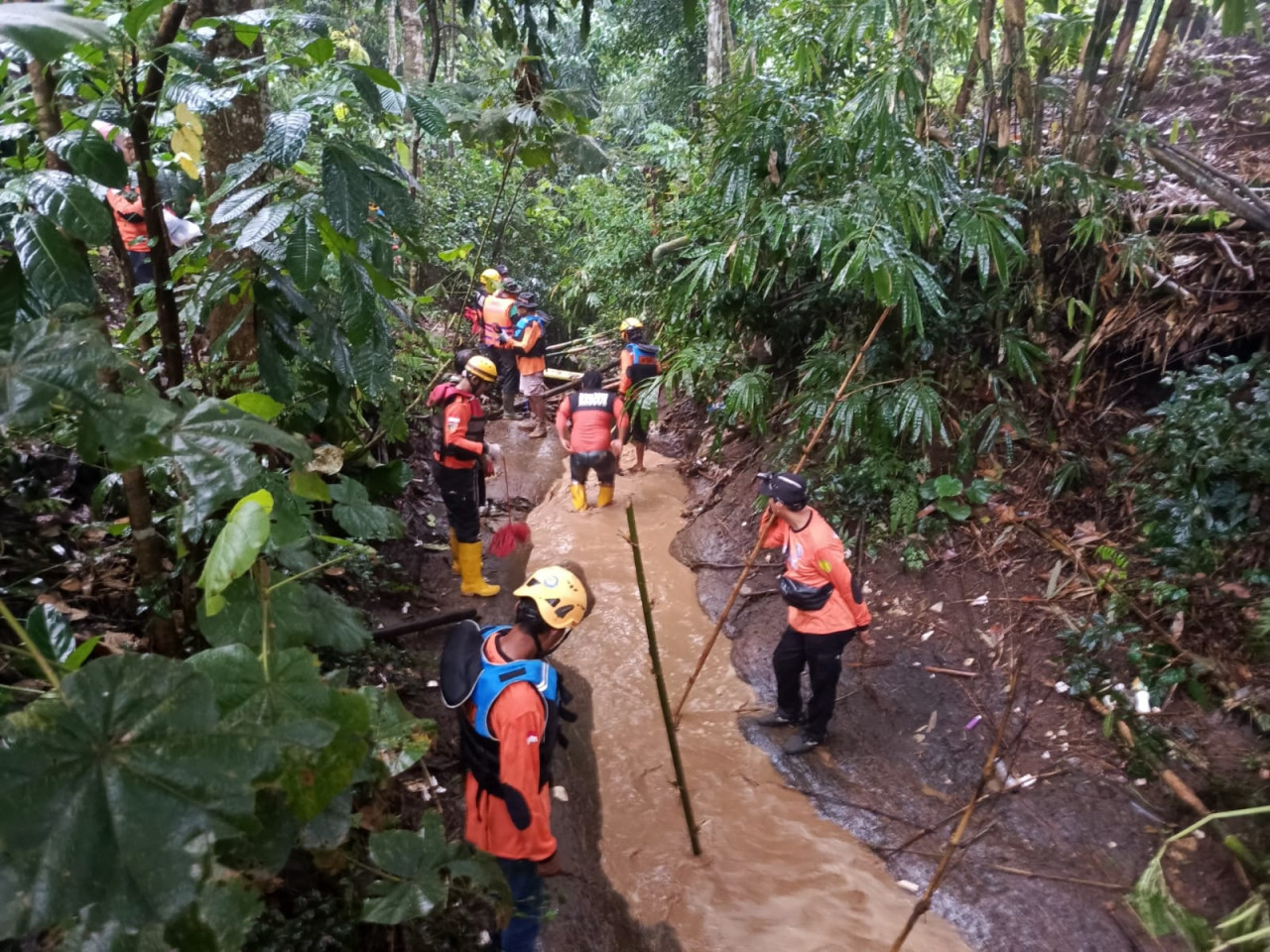 Foto: Proses pencarian bocah 13 tahun hanyut di Malang (Malang Selatan Resque/jatimnow.com)