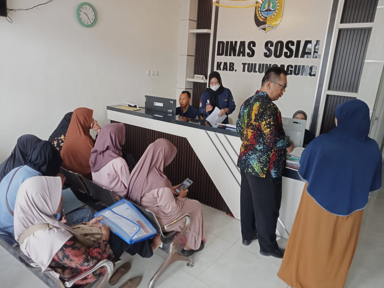 Foto: Warga saat mendatangi kantor Dinas Sosial Tulungagung. (Bramanta/jatimnow.com)