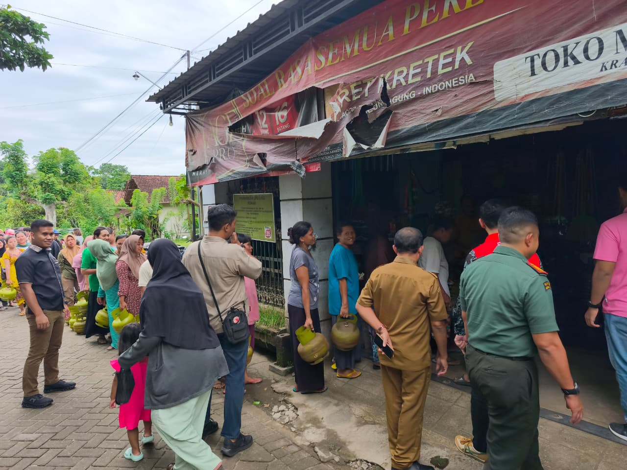 Foto: Antrian pembelian tabung gas LPG di Tulungagung. (Humas Polres Tulungagung/jatimnow.com)
