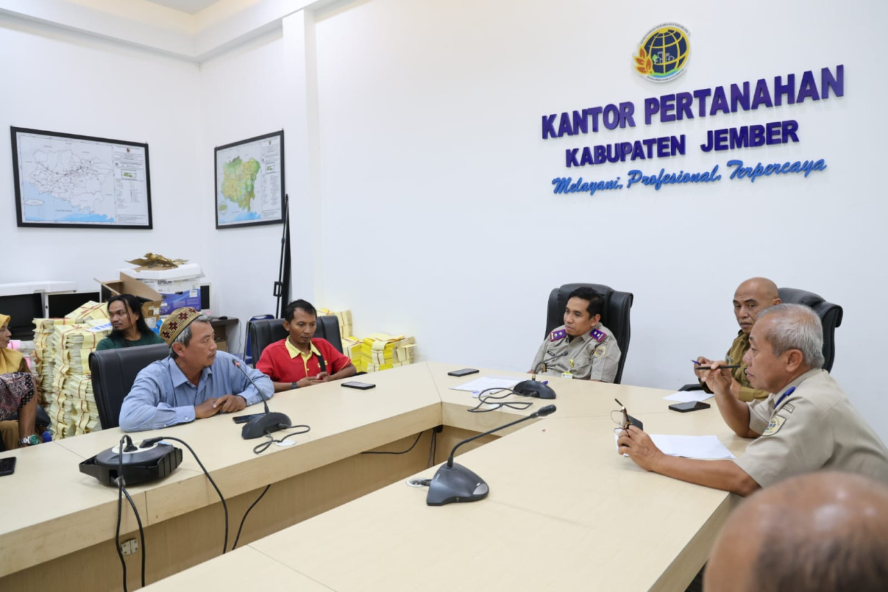 Foto: Pemkab Jember fasilitasi warga Perumahan Villa Indah Tegal Besar dengan BPN (Diskominfo/jatimnow.com)