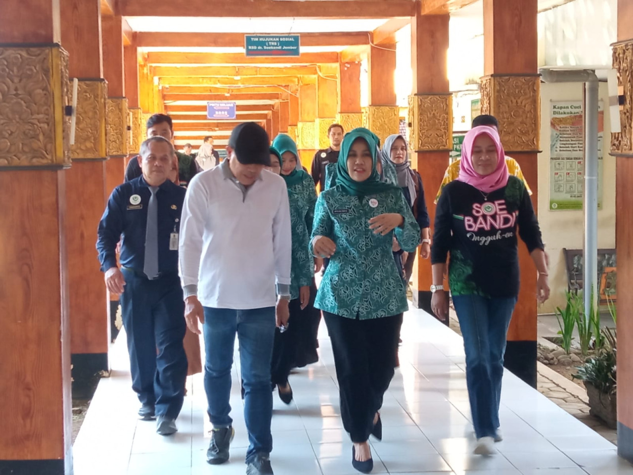 Foto: Direktur RSD dr. Soebandi saat menerima kunjungan istri Bupati Jember (Sugianto/jatimnow.com))