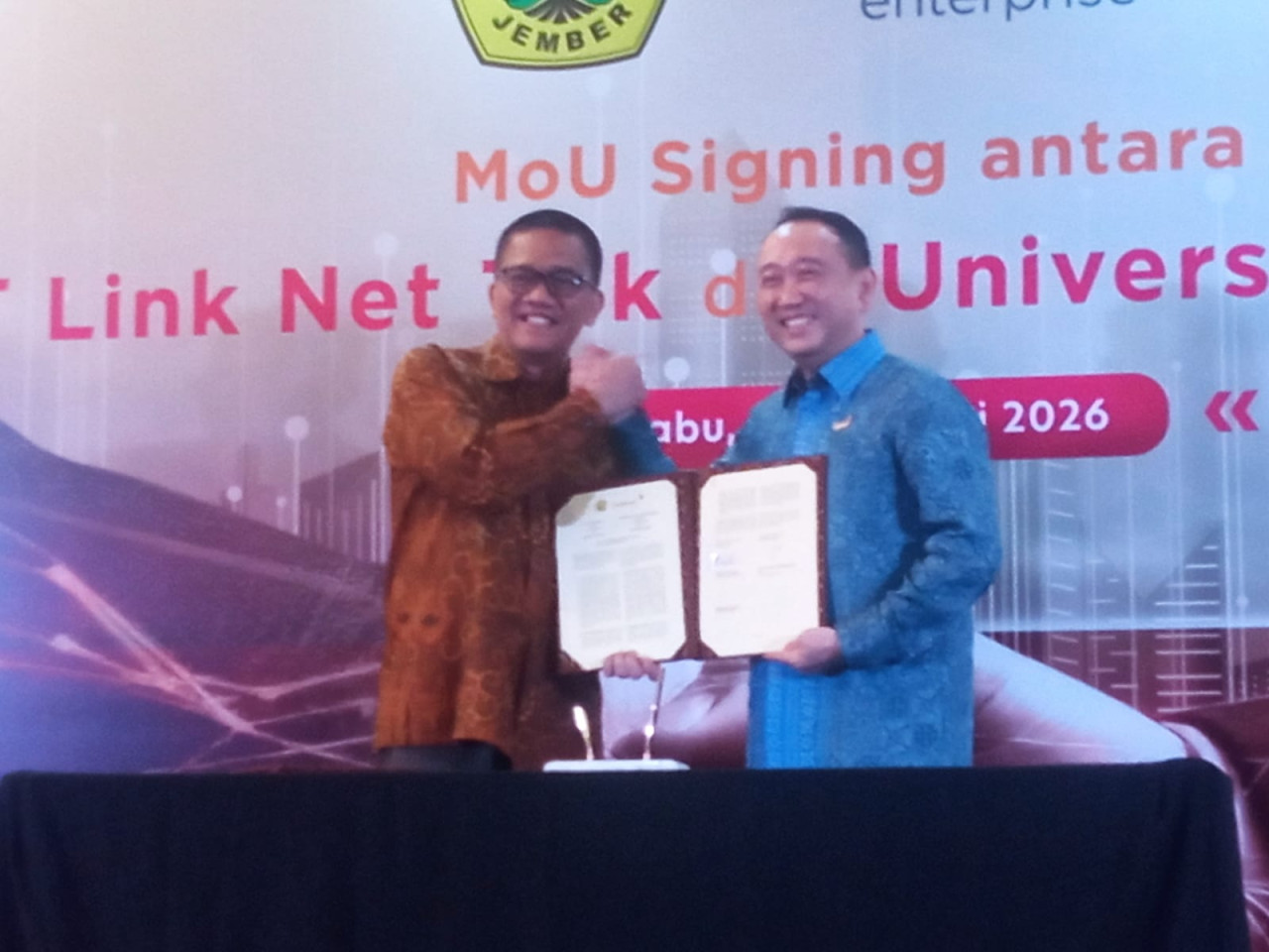 Foto: Linknet Enterprise teken MoU dengan Unej. (Sugianto/jatimnow.com)