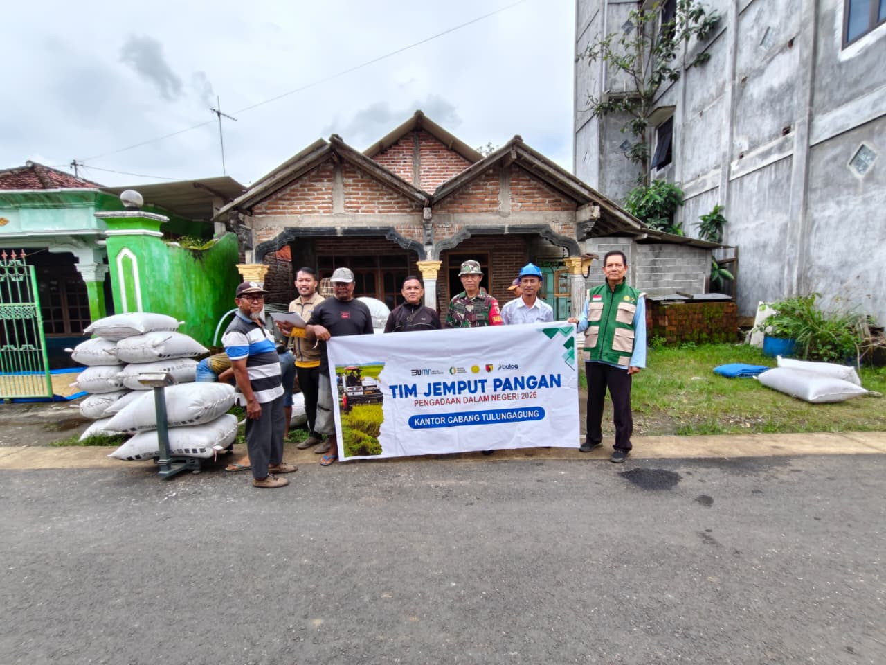 Foto: Petugas Bulog Tulungagung saat melakukan penyerapan ke petani. (Bulog Tulungagung/jatimnow.com)