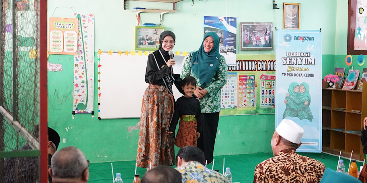 Wali Kota Kediri Vinanda Prameswati bersama Ketua TP PKK Kota Kediri Faiqoh Azizah Muhammad hadir di PAUD Thoyyiba, Kelurahan Bandar Kidul. (Foto: Pemkot Kediri/jatimnow.com)